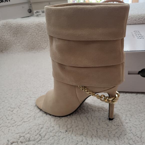 NIB Guess Women's ADILEE peep toe Ankle Boot Beige Suede SIZE 7.5 - Picture 4 of 6